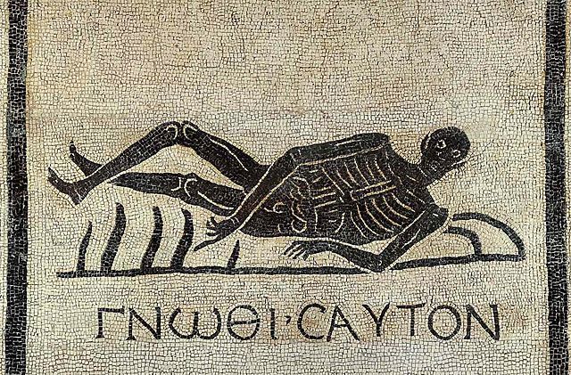 Un memento mori in un mosaico nelle Terme di Diocleziano a Roma recante il motto greco γνῶθι σαυτόν (conosci te stesso)