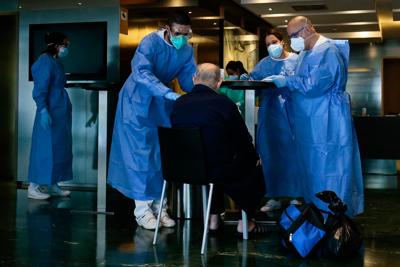 Coronavirus, in Spagna 809 morti in 24 ore: più contagi che in Italia